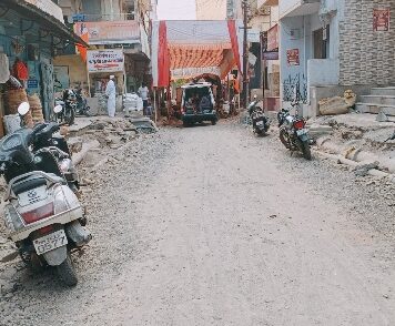 मंचर शहराच्या बाजारपेठेतील रस्ता कधी होणार…