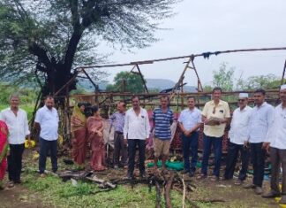 महसूल आणि कृषी विभागाकडून महाळुंगे पडवळ येथे वीज पडून खाक झालेल्या कांदा बराकीचा पंचनामा..